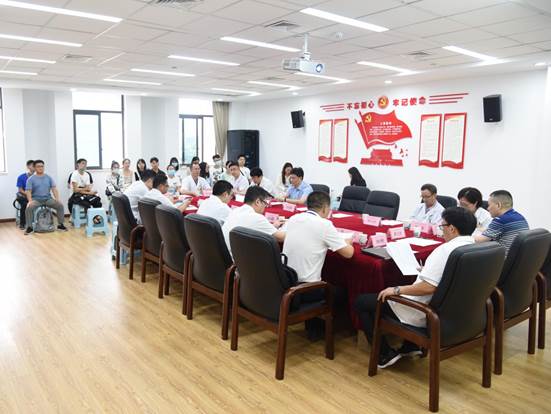 说明: 见面会现场0